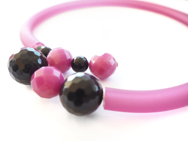 Línea contemporánea - Collar de ónix negro, rodocrosita rosa, plata y caocho rosa