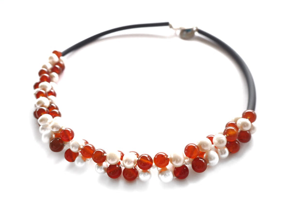 Contemporary line - Pearl, carnelian and black caocho necklace
