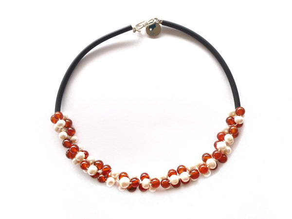 Contemporary line - Pearl, carnelian and black caocho necklace
