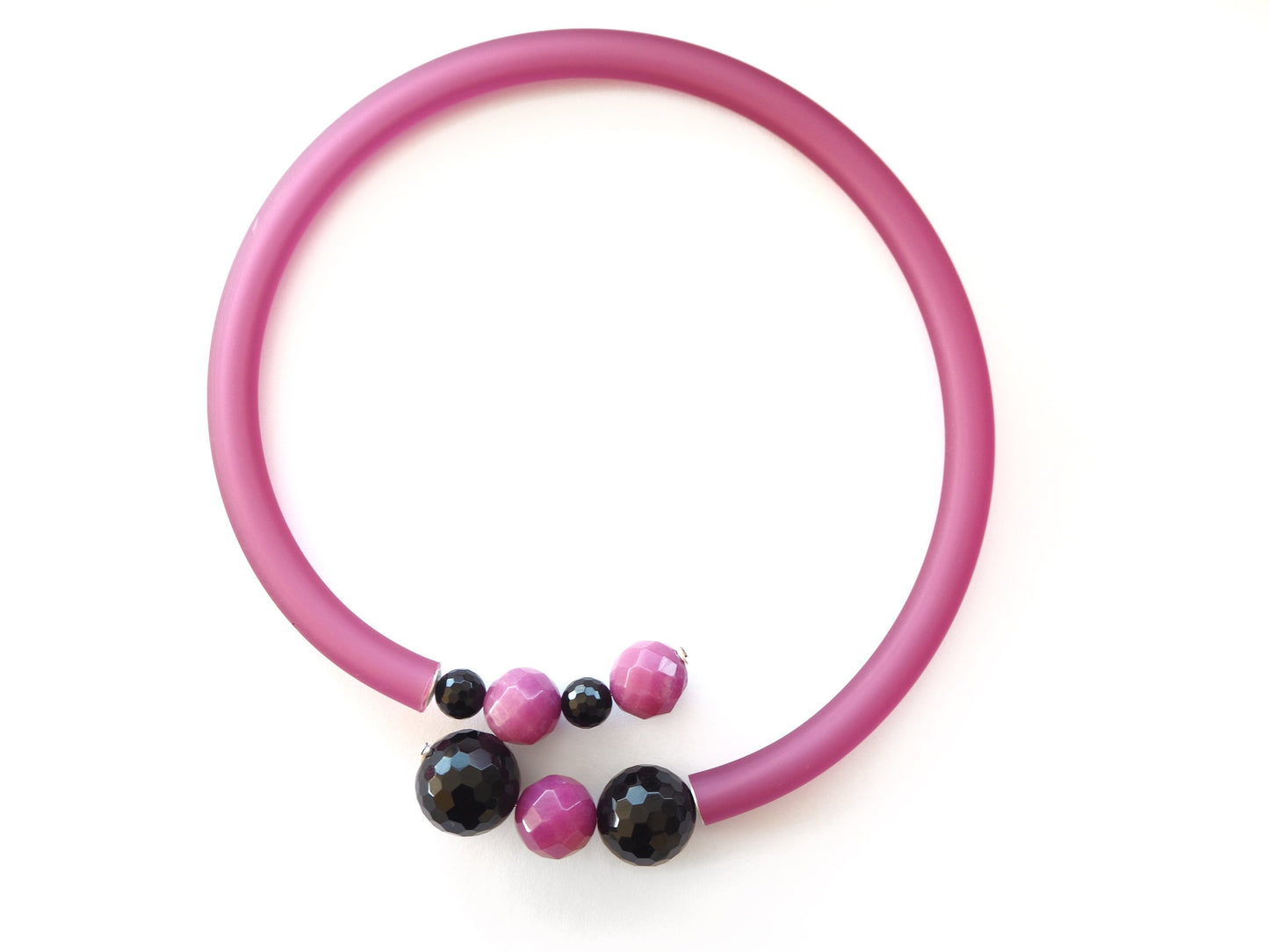 Ligne contemporaine - Collier onyx noir, rhodochrosite rose, argent et caocho rose