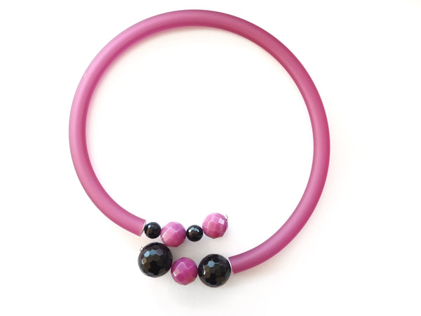 Linha contemporânea - colar de ônix preto, rodocrosita rosa, prata e caocho rosa