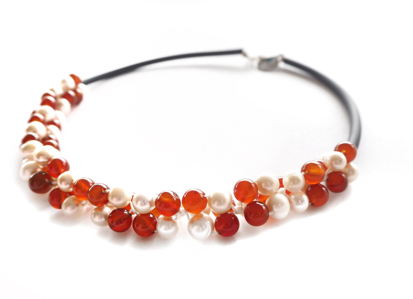 Contemporary line - Pearl, carnelian and black caocho necklace