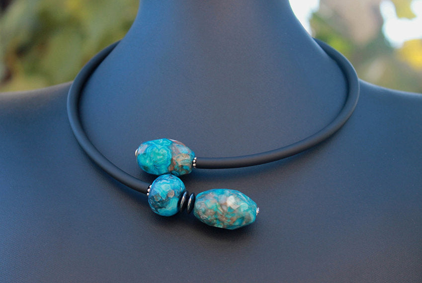 Contemporary line - Turquoise agate, hematite and black caocho necklace