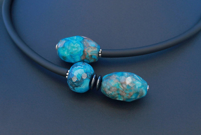 Contemporary line - Turquoise agate, hematite and black caocho necklace